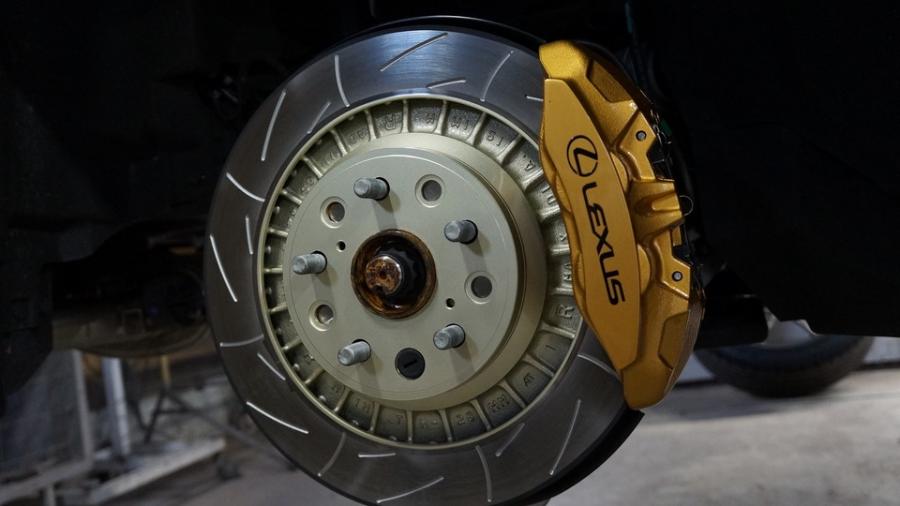 キャリパー塗装施工事例：レクサスLC　キャリパー塗装COLOR:#003 Tokyo midnight gold　ローター塗装COLOR:#008 Flash champagne gold　ローター加工Type：GALAXY IMG20_2355_xjy1a9_sub2.jpg