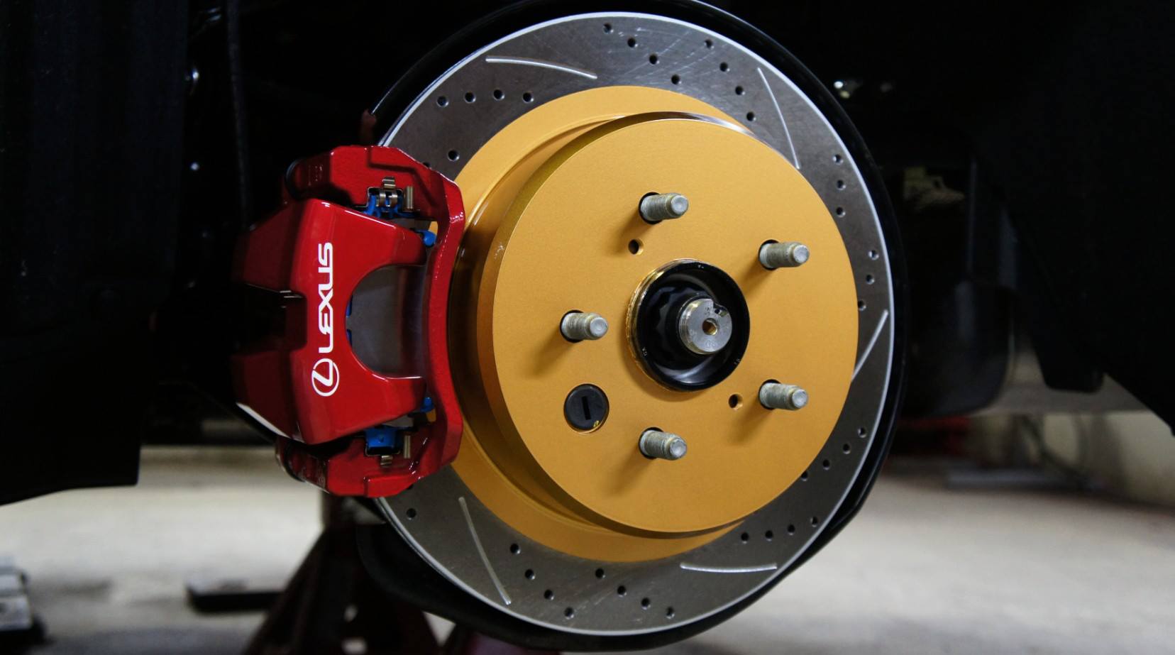 キャリパー塗装施工事例：LEXUS GS450hキャリパー塗装：COLOR=CHARM GROSS CANDY RED#1102＆LOGO/ローター塗装:COLOR=#003 tokyo midnight gold/ローター加工Type:C6S8D IMG20_846_JVInQt_sub1.jpg