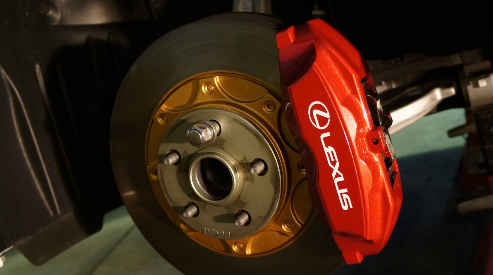 キャリパー塗装施工事例：LEXUS GS350キャリパー塗装＆LOGO＆ローター塗装★ キャリパーCOLOR：#011 royal flash candy red ローターCOLOR:#003 tokyo midnight gold IMG20_862_3mfPAg_sub1.jpg