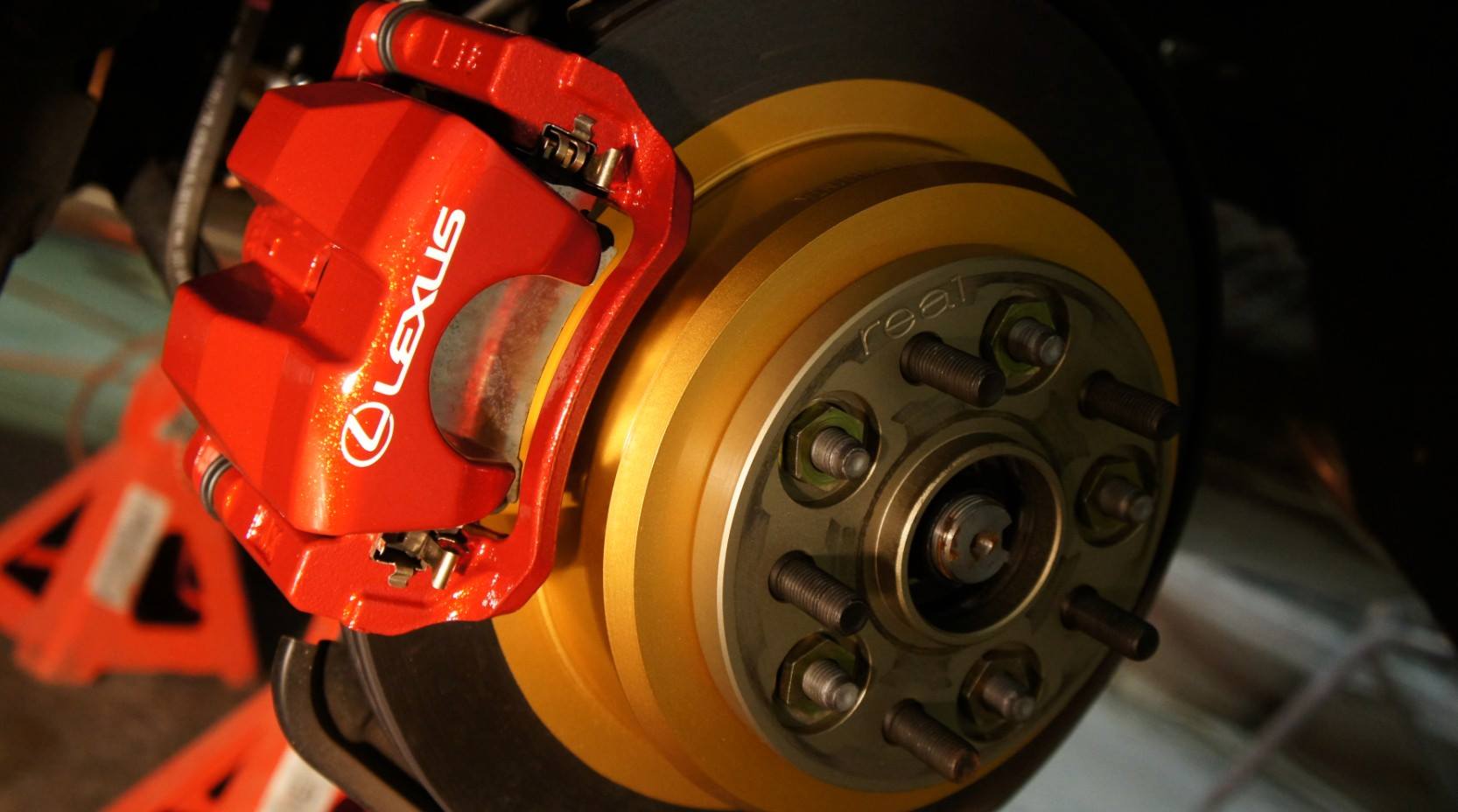 キャリパー塗装施工事例：LEXUS GS350キャリパー塗装＆LOGO＆ローター塗装★ キャリパーCOLOR：#011 royal flash candy red ローターCOLOR:#003 tokyo midnight gold IMG20_862_3mfPAg_sub3.jpg