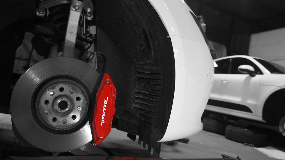 キャリパー塗装施工事例：マセラティギブリ純正キャリパー塗装　COLOR：#001 Italian losso solid IMG23_1139_W6KGo2_sub2.jpg