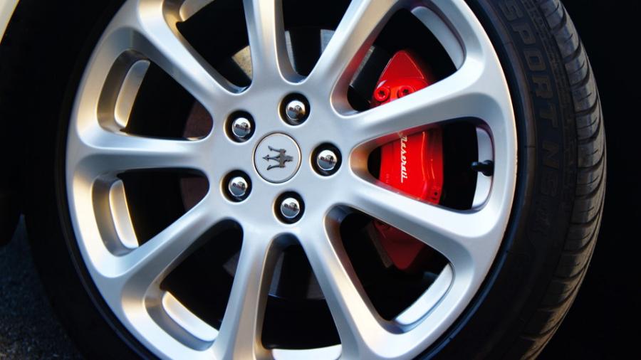 マセラティクワトロポルテ　キャリパー塗装　COLOR:#001 Italian losso solid