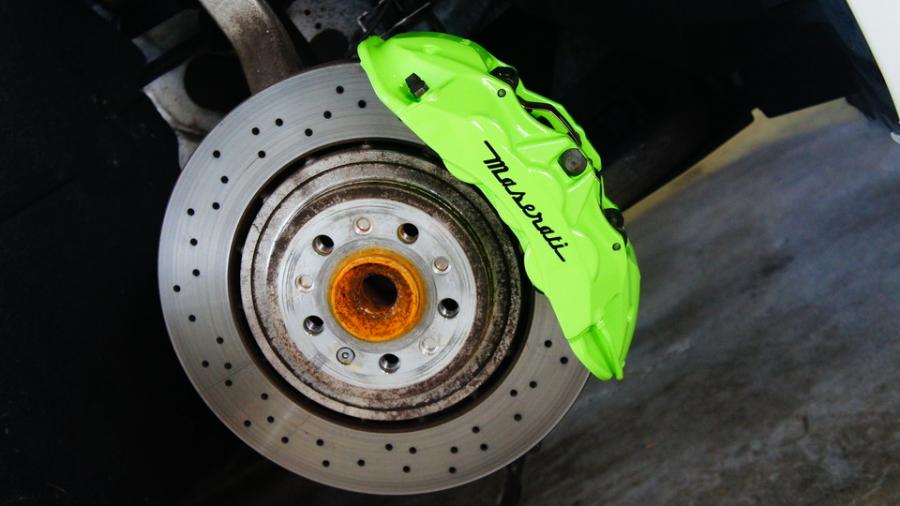 マセラティ・ギブリ　キャリパー塗装　COLOR:#1103 Dazzling clearly green