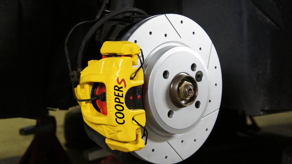 キャリパー塗装施工事例：MINI純正キャリパー塗装　COLOR:#002 giallo modena IMG24_1241_8niccw_sub1.jpg