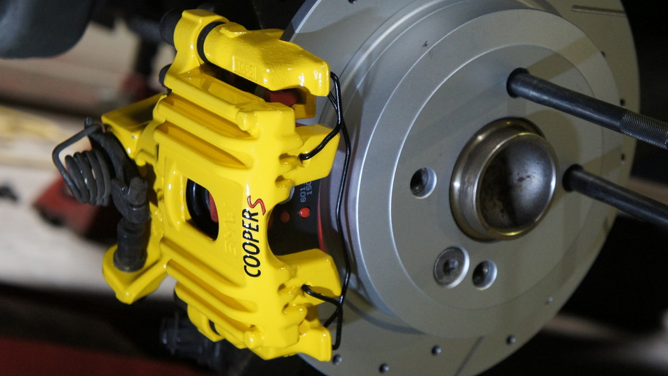 キャリパー塗装施工事例：MINI純正キャリパー塗装　COLOR:#002 giallo modena IMG24_1241_8niccw_sub2.jpg