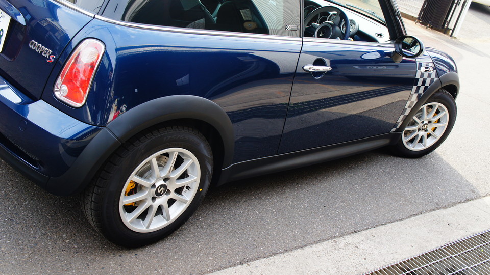 キャリパー塗装施工事例：MINI純正キャリパー塗装　COLOR:#002 giallo modena IMG24_1241_8niccw_sub6.jpg