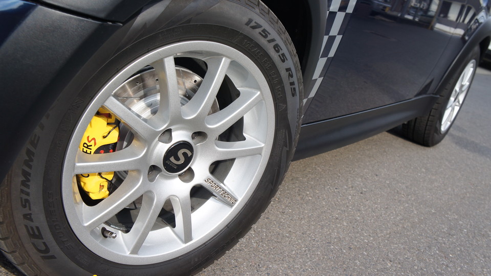 キャリパー塗装施工事例：MINI純正キャリパー塗装　COLOR:#002 giallo modena IMG24_1241_8niccw_sub7.jpg