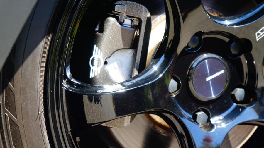 キャリパー塗装施工事例：MINI PACEMAN　キャリパー塗装COLOR:#004 Blast light gray metalic IMG24_2029_ZKNm54_sub3.jpg