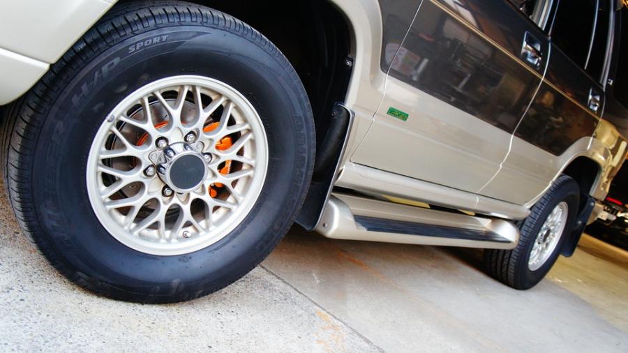 キャリパー塗装施工事例：ビックホーン　キャリパー塗装、ローター塗装　COLOR:#030 Royal art pearl orange gold　ローター加工Type:24S IMG26_1484_sKB7Cf_sub5.jpg