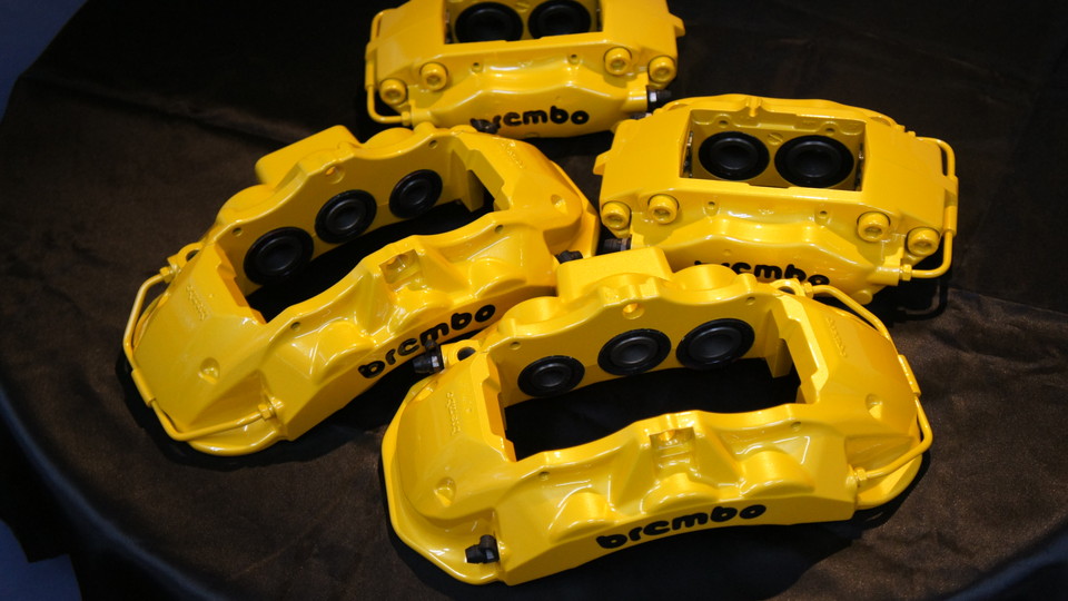 ブレンボキャリパー 6POT、4POT　塗装色：#020 hawaiian passion yellow　ロゴ彫り文字加工