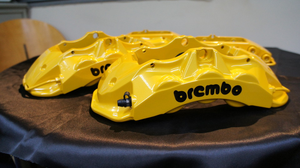 キャリパー塗装施工事例：ブレンボキャリパー 6POT、4POT　塗装色：#020 hawaiian passion yellow　ロゴ彫り文字加工 IMG26_613_KfaphB_sub1.jpg
