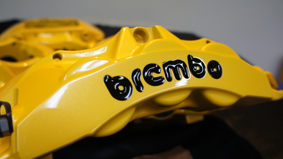 キャリパー塗装施工事例：ブレンボキャリパー 6POT、4POT　塗装色：#020 hawaiian passion yellow　ロゴ彫り文字加工 IMG26_613_KfaphB_sub2.jpg