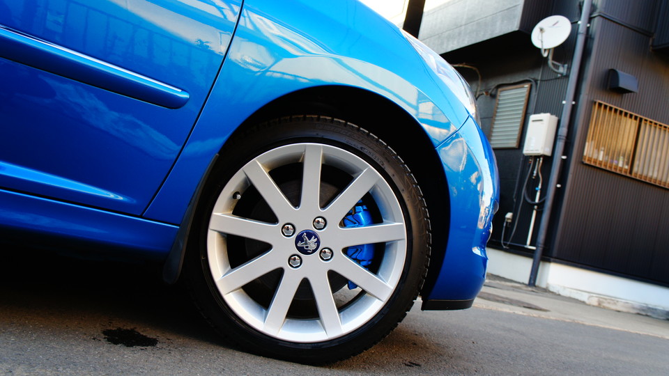 キャリパー塗装施工事例：プジョー207純正キャリパー塗装　カラー：	#063 aqua marine flake blue IMG27_635_kbrkK6_sub1.jpg