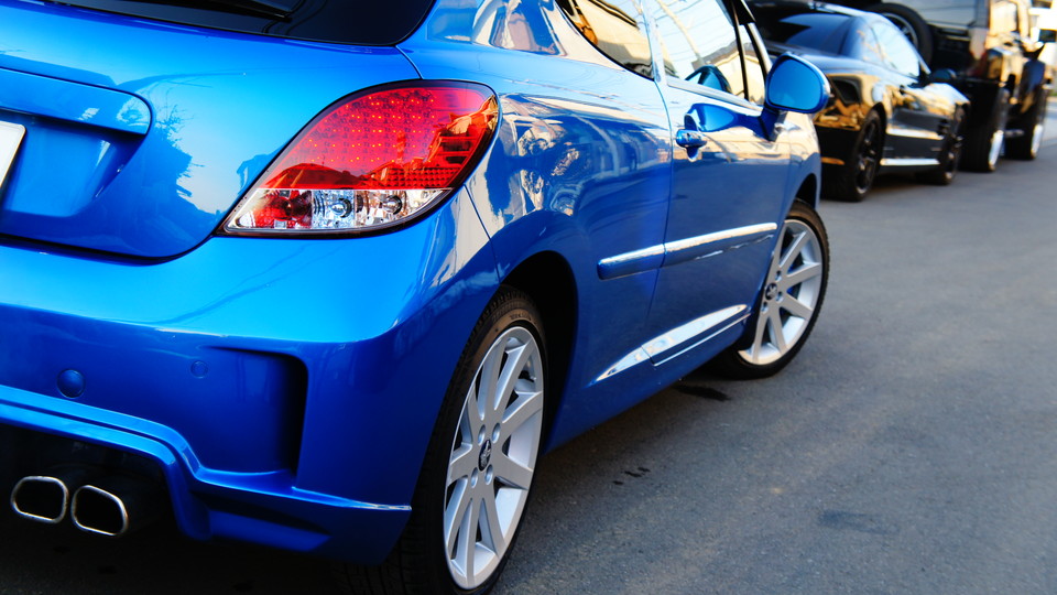 キャリパー塗装施工事例：プジョー207純正キャリパー塗装　カラー：	#063 aqua marine flake blue IMG27_635_kbrkK6_sub3.jpg