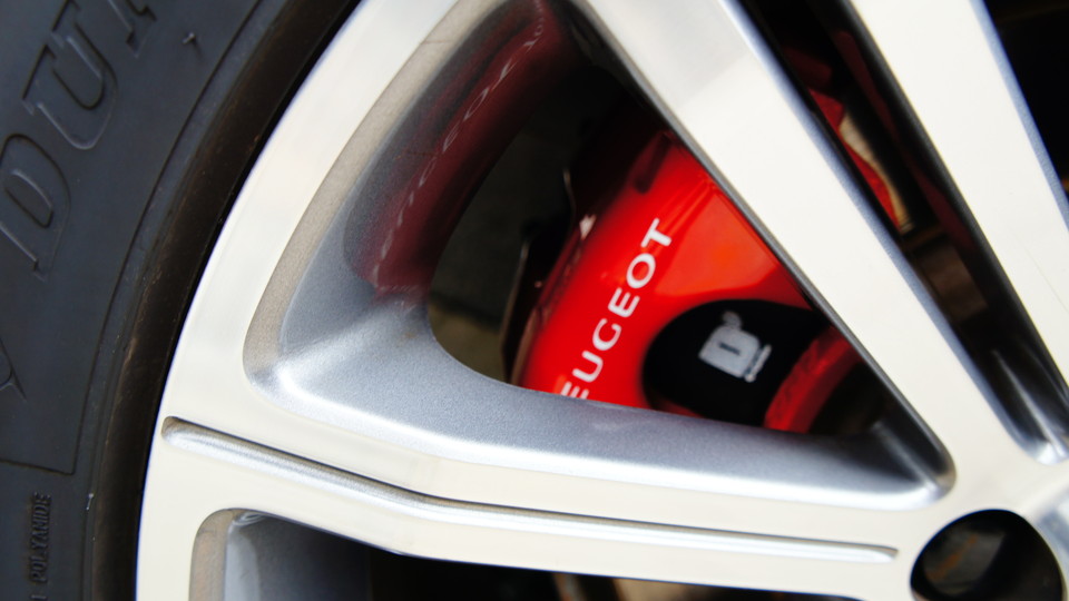 キャリパー塗装施工事例：プジョーRCZ純正キャリパー塗装＆D-DASHダストダウンブレーキパット前後装着　カラー：#001 Italian losso solid IMG27_713_ZKFU51_sub2.jpg