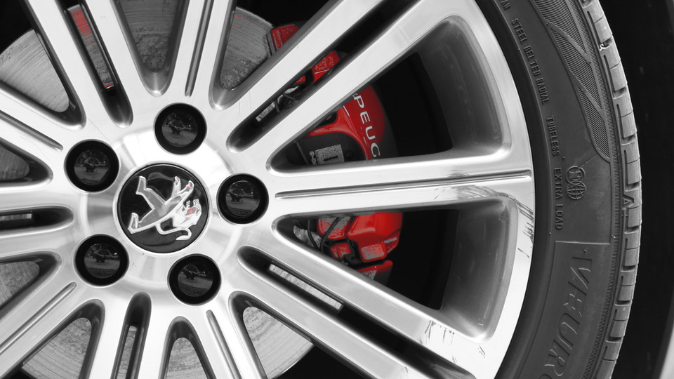 キャリパー塗装施工事例：プジョーRCZ純正キャリパー塗装＆D-DASHダストダウンブレーキパット前後装着　カラー：#001 Italian losso solid IMG27_713_ZKFU51_sub4.jpg