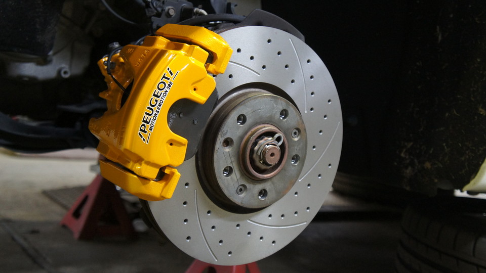 プジョー508純正キャリパー塗装　カラー：#021 california sunshinne yellow、ローター加工Type：C6S8D