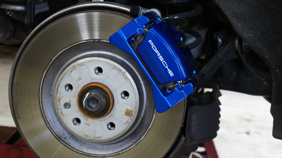 キャリパー塗装施工事例：ポルシェマカン純正キャリパー塗装　COLOR：＃1115deep marine blue IMG28_1140_CnkHYZ_sub1.jpg