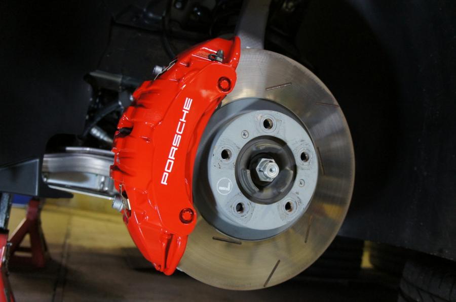 キャリパー塗装施工事例：ポルシェパナメーラ純正キャリパー塗装　COLOR:#001 Italian losso solid IMG28_1338_kE14rF_sub2.jpg