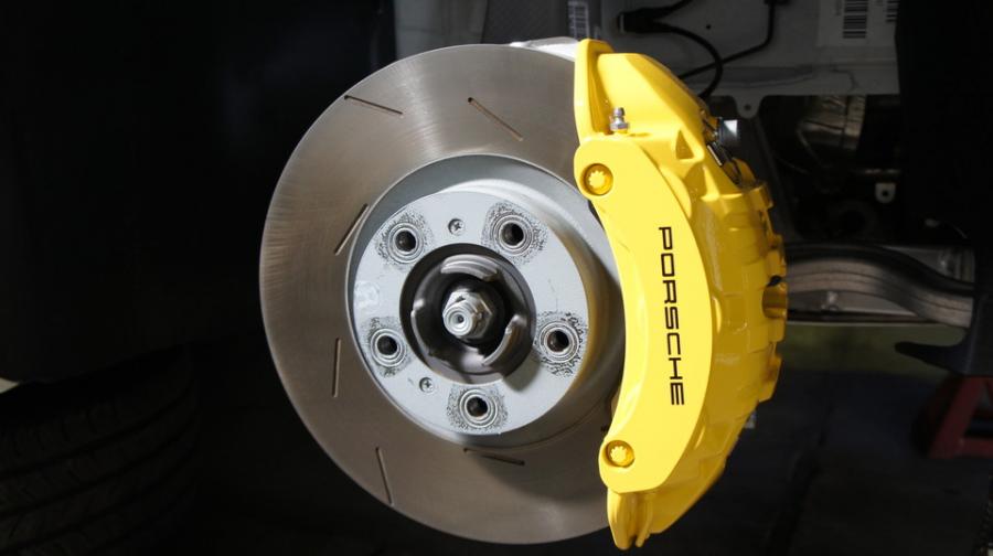 キャリパー塗装施工事例：ポルシェパナメーラ純正キャリパー塗装　COLOR:#002 giallo modena IMG28_1341_jPa8Fr_sub1.jpg