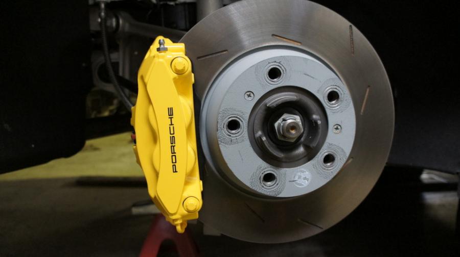 キャリパー塗装施工事例：ポルシェパナメーラ純正キャリパー塗装　COLOR:#002 giallo modena IMG28_1341_jPa8Fr_sub2.jpg