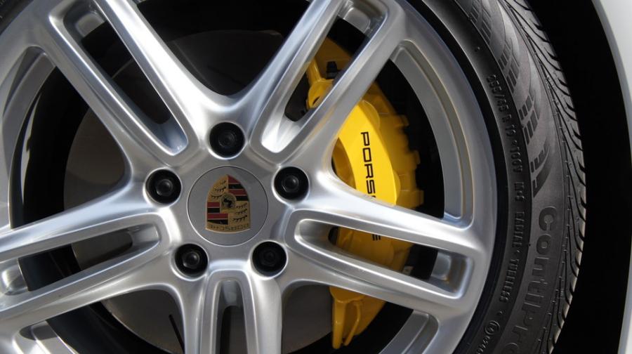 キャリパー塗装施工事例：ポルシェパナメーラ純正キャリパー塗装　COLOR:#002 giallo modena IMG28_1341_jPa8Fr_sub4.jpg