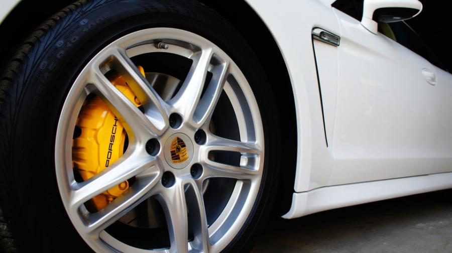 キャリパー塗装施工事例：ポルシェパナメーラ純正キャリパー塗装　COLOR:#002 giallo modena IMG28_1341_jPa8Fr_sub8.jpg