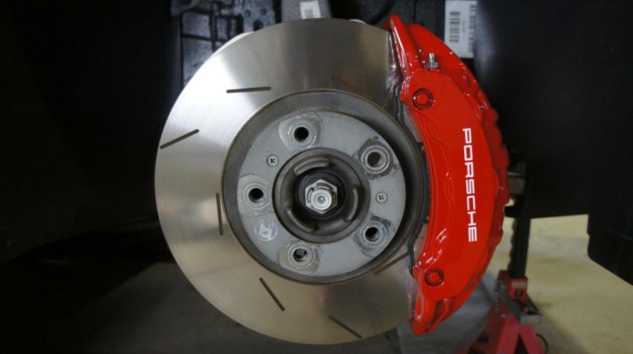 キャリパー塗装施工事例：ポルシェパナメーラ・キャリパー塗装　COLOR:#001 Italian losso solid IMG28_1358_eF6GaH_sub1.jpg