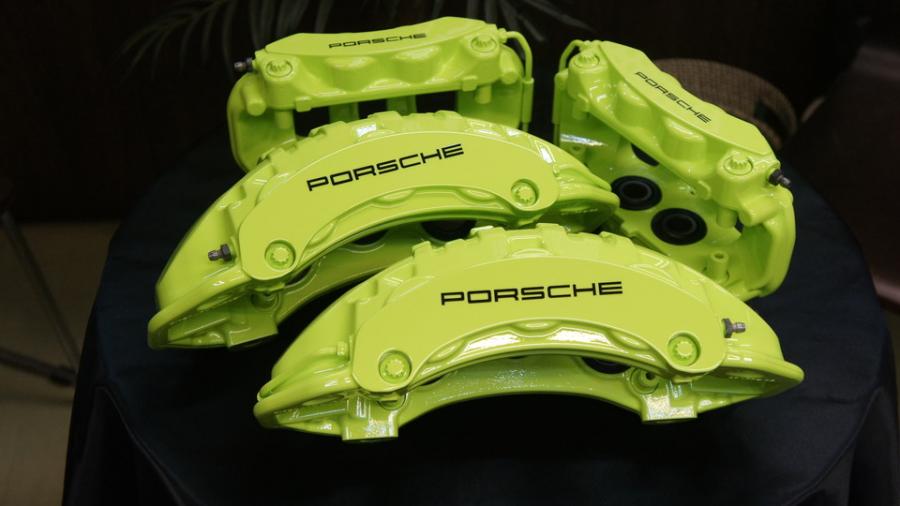 ポルシェパナメーラ　キャリパー塗装　COLOR:#1116 Acid green