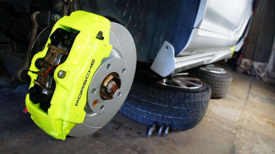 キャリパー塗装施工事例：ポルシェカイエンS　キャリパー塗装＆ローター加工、D-DASHダストダウンパット装着　COLOR：#1116 Acid green　加工Type:C6S IMG28_1445_3XSi1k_sub2.jpg