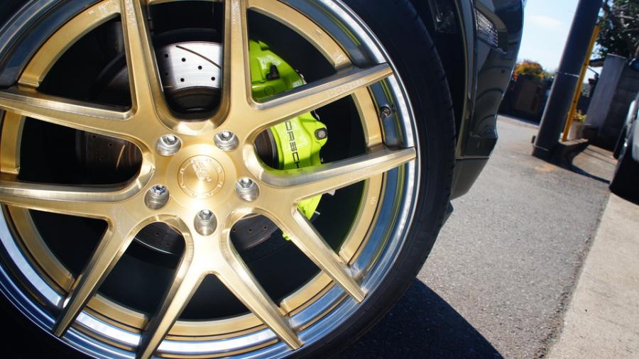 キャリパー塗装施工事例：ポルシェカイエンGTS　キャリパー塗装　COLOR:#1116 Acid green　ローター加工Type:C6S8D IMG28_1546_D5Y3zA_sub12.jpg