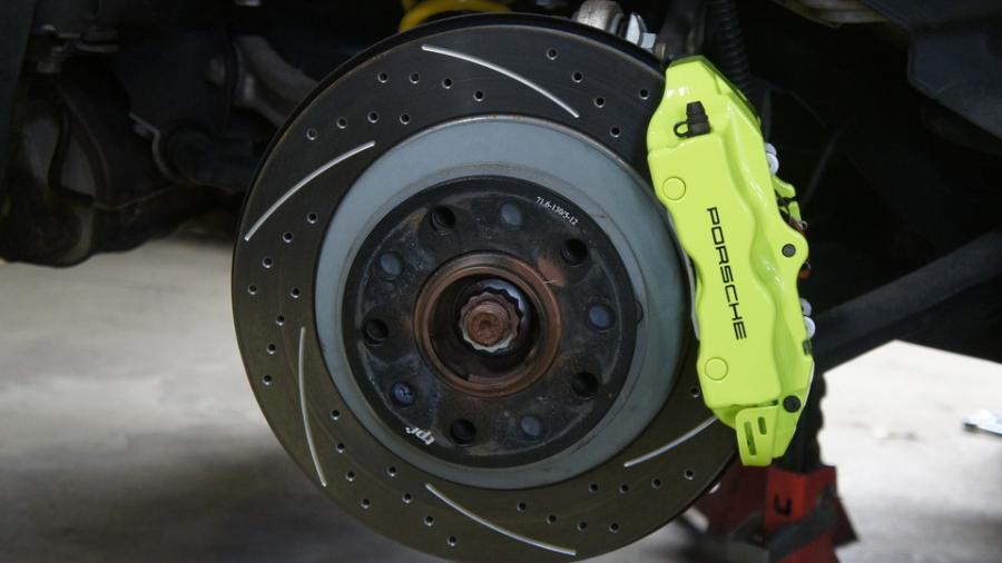 キャリパー塗装施工事例：ポルシェカイエンGTS　キャリパー塗装　COLOR:#1116 Acid green　ローター加工Type:C6S8D IMG28_1546_D5Y3zA_sub2.jpg