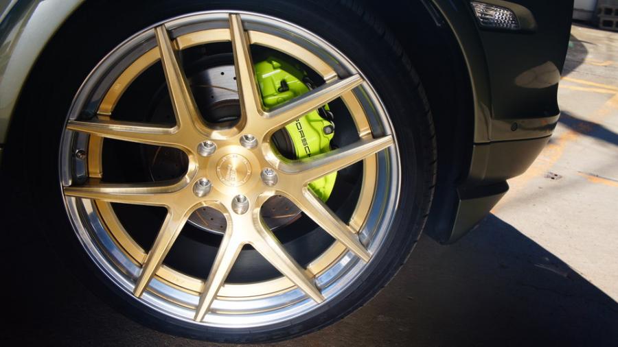 キャリパー塗装施工事例：ポルシェカイエンGTS　キャリパー塗装　COLOR:#1116 Acid green　ローター加工Type:C6S8D IMG28_1546_D5Y3zA_sub3.jpg