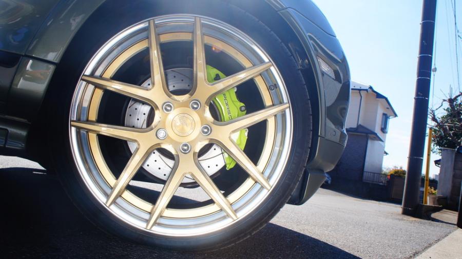 キャリパー塗装施工事例：ポルシェカイエンGTS　キャリパー塗装　COLOR:#1116 Acid green　ローター加工Type:C6S8D IMG28_1546_D5Y3zA_sub8.jpg