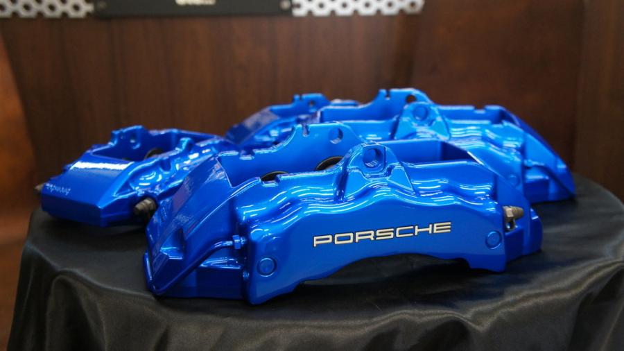 キャリパー塗装施工事例：ポルシェ　キャリパー塗装　COLOR:#1115 Deep marine blue　ローター塗装：ゴールド系 IMG28_1637_xVYUsX_sub1.jpg