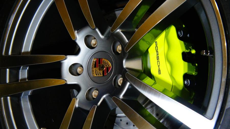 ポルシェカイエンS　キャリパー塗装　COLOR:#1116 Acid green