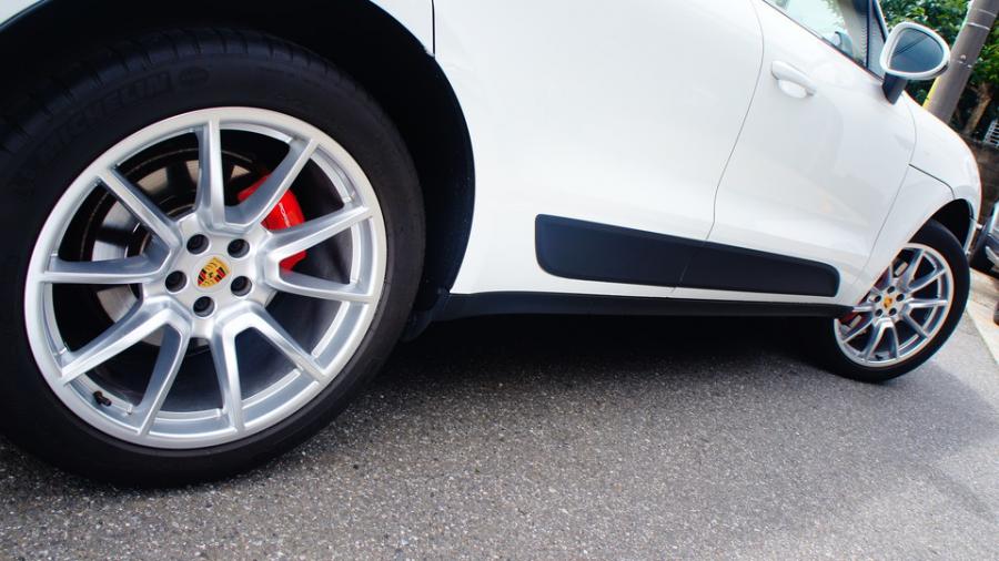 キャリパー塗装施工事例：ポルシェマカン　キャリパー塗装　COLOR:#001 Italian losso solid IMG28_1836_hJY2yC_sub5.jpg