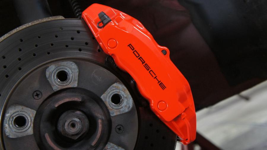 キャリパー塗装施工事例：ポルシェケイマン　キャリパー塗装COLOR:#1112 Racing red　ホイール塗装：グロスブラック IMG28_1914_Wsr0mi_sub1.jpg