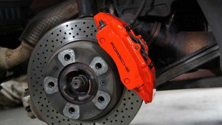 キャリパー塗装施工事例：ポルシェケイマン　キャリパー塗装COLOR:#1112 Racing red　ホイール塗装：グロスブラック IMG28_1914_Wsr0mi_sub2.jpg