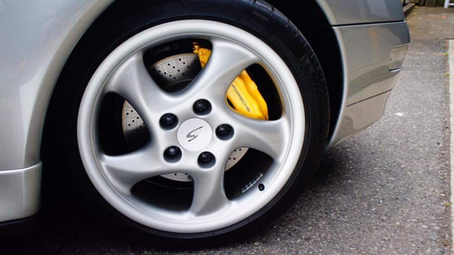 キャリパー塗装施工事例：ポルシェ993　キャリパー塗装COLOR:#002 giallo modena　D-DASHダストダウンパット一台分装着 IMG28_1981_oGVCHj_sub3.jpg