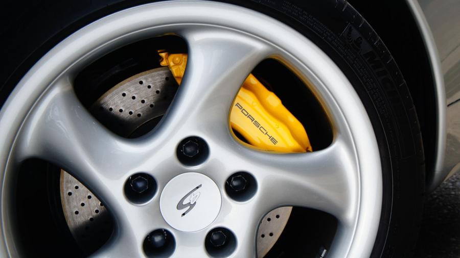 キャリパー塗装施工事例：ポルシェ993　キャリパー塗装COLOR:#002 giallo modena　D-DASHダストダウンパット一台分装着 IMG28_1981_oGVCHj_sub4.jpg