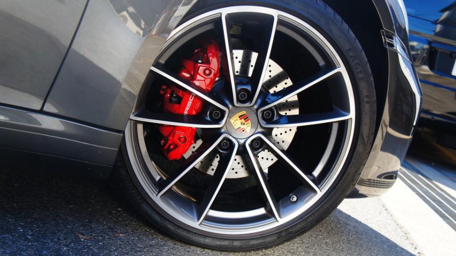 キャリパー塗装施工事例：ポルシェ911カブリオレ　キャリパー塗装COLOR:#001 Italian losso solid IMG28_2075_UWfLK0_sub6.jpg