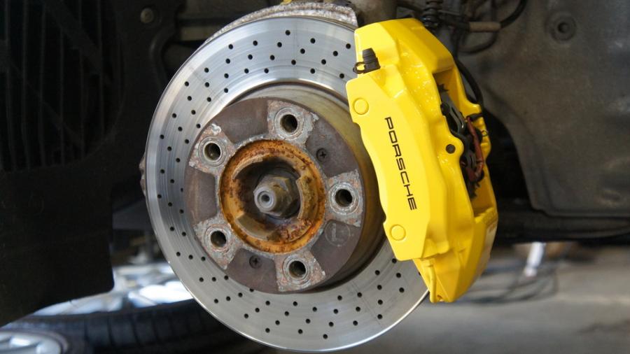 キャリパー塗装施工事例：ポルシェケイマン　キャリパー塗装COLOR:#002 giallo modena IMG28_2089_1jHwVC_sub1.jpg