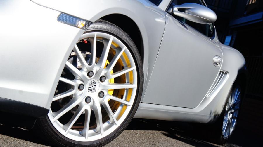 キャリパー塗装施工事例：ポルシェケイマン　キャリパー塗装COLOR:#002 giallo modena IMG28_2089_1jHwVC_sub3.jpg