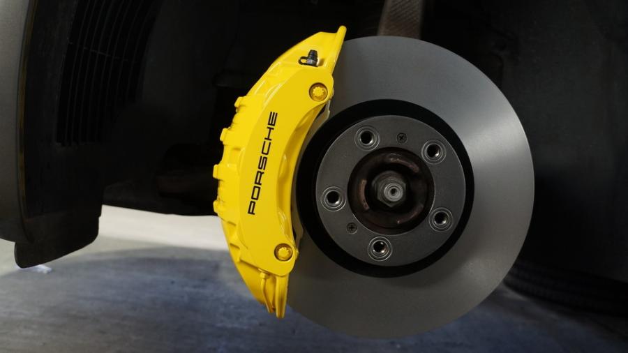 キャリパー塗装施工事例：ポルシェパナメーラ　キャリパー塗装COLOR:#002 giallo modena IMG28_2315_pMR35W_sub1.jpg