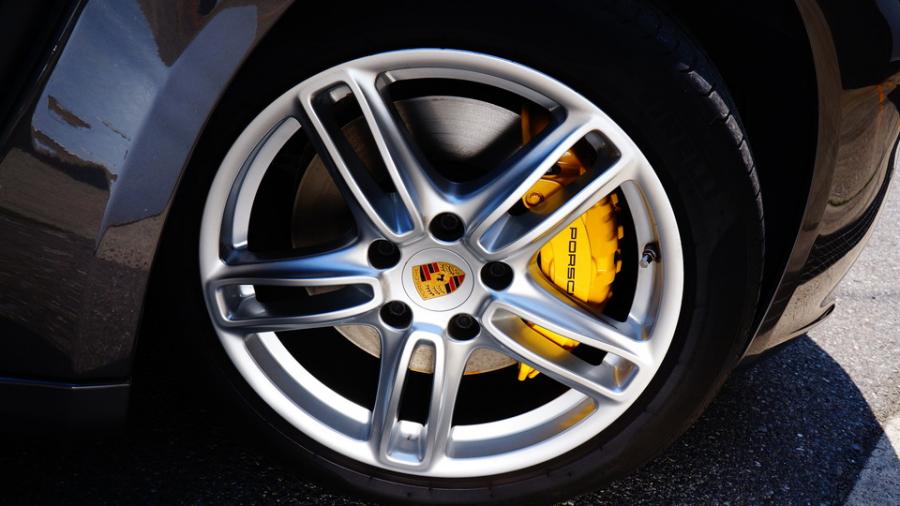 キャリパー塗装施工事例：ポルシェパナメーラ　キャリパー塗装COLOR:#002 giallo modena IMG28_2315_pMR35W_sub3.jpg