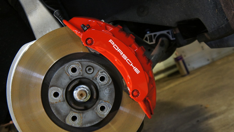 ポルシェ・カイエン　キャリパー塗装　COLOR：#001 Italian losso solid