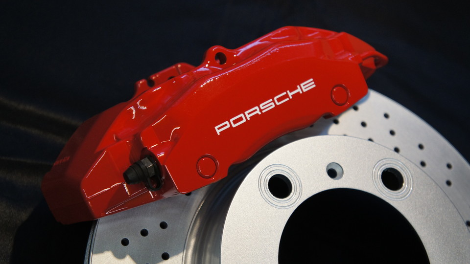 ポルシェケイマン純正キャリパー塗装　COLOR：#001 Italian losso solid＆ローター塗装　COLOR:#052 premium platinum silver