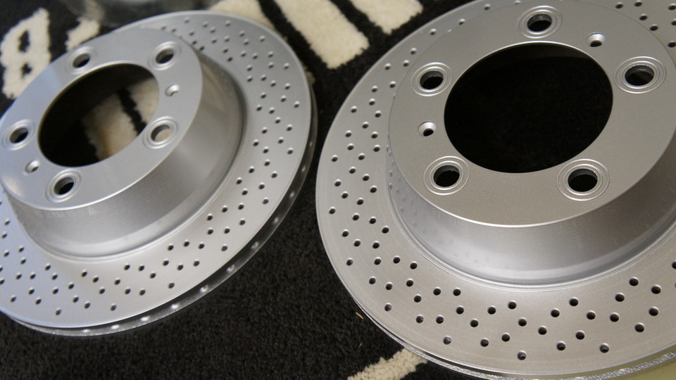 キャリパー塗装施工事例：ポルシェケイマン純正キャリパー塗装　COLOR：#001 Italian losso solid＆ローター塗装　COLOR:#052 premium platinum silver IMG28_955_8tbjxI_sub2.jpg