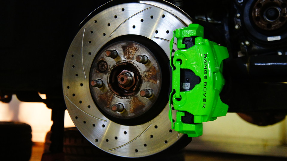 レンジローバーイヴォーク純正キャリパー塗装　ＣＯＬＯＲ：＃1113monster green＆ローター加工Ｔｙｐｅ：Ｃ6Ｓ8Ｄ　Ｄ－ＤＡＳＨダストダウンパット前後装着